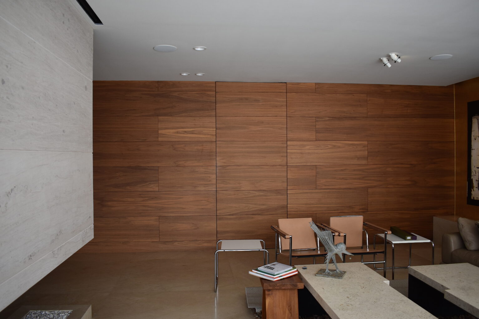 Sala con paneles de madera cerrados que ocultan el bar residencial Veramonte