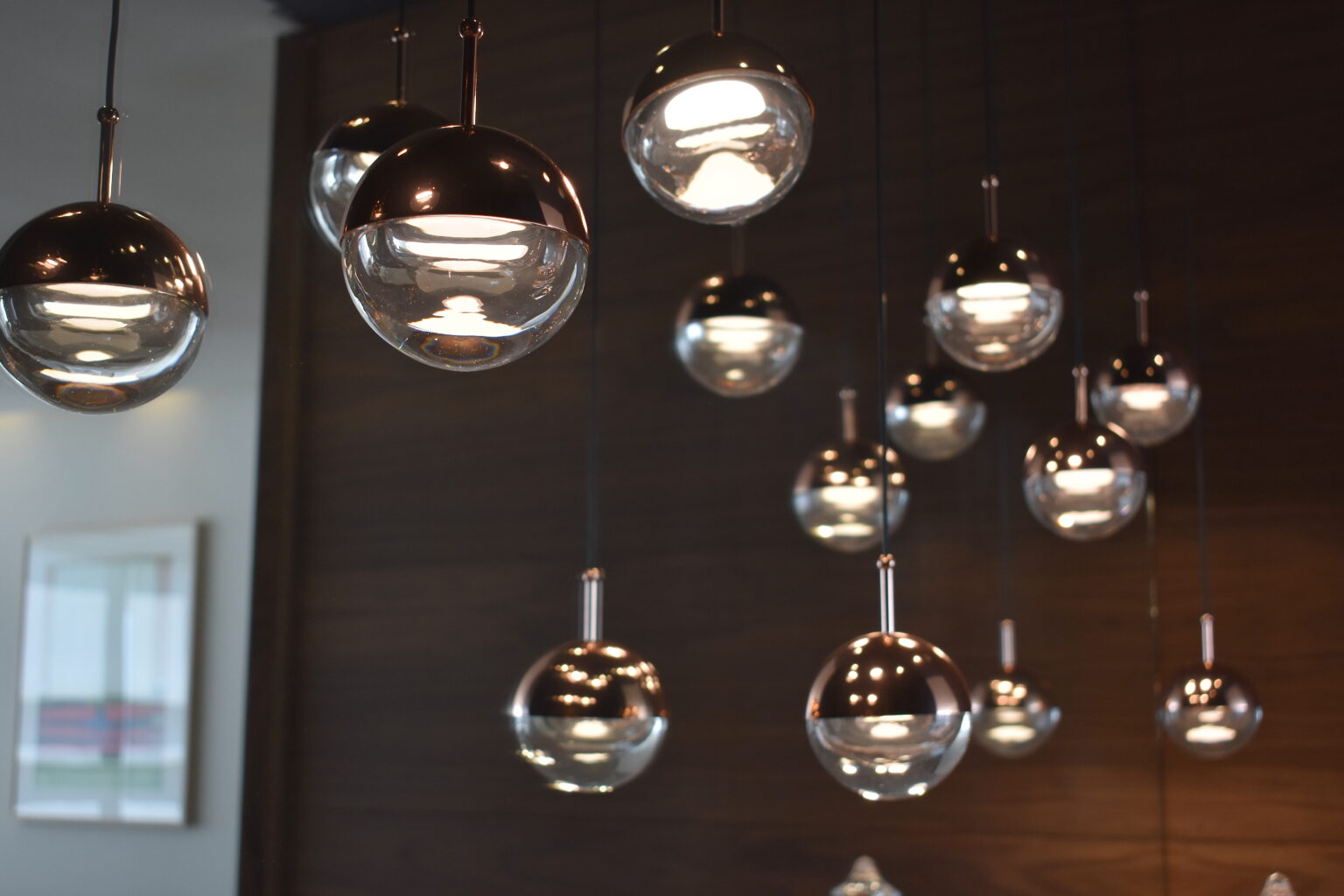 Conjunto de lámparas colgantes esféricas de cobre y cristal en Bar Veramonte