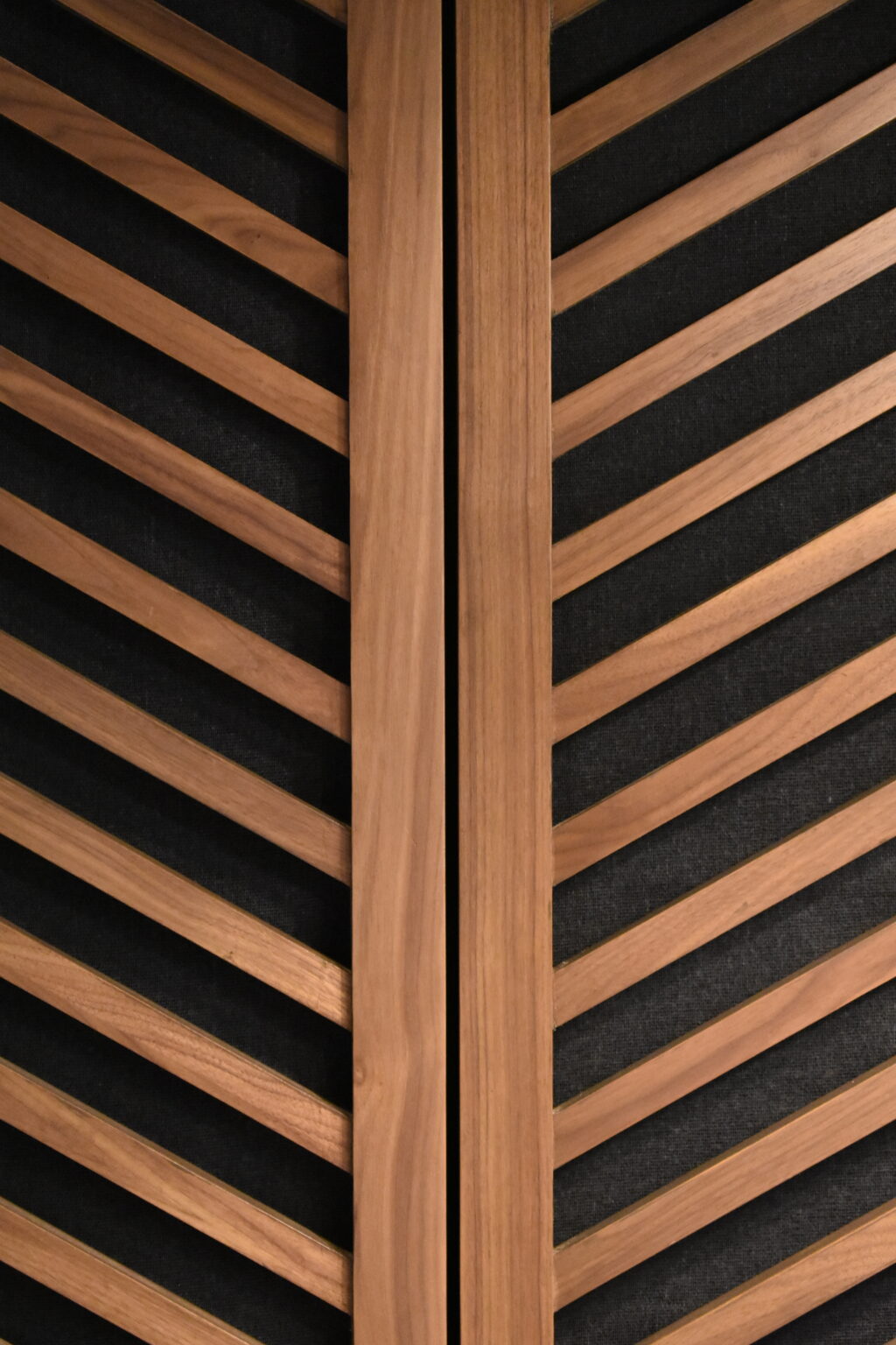 Detalle de paneles de madera en espiga que ocultan el bar Veramonte