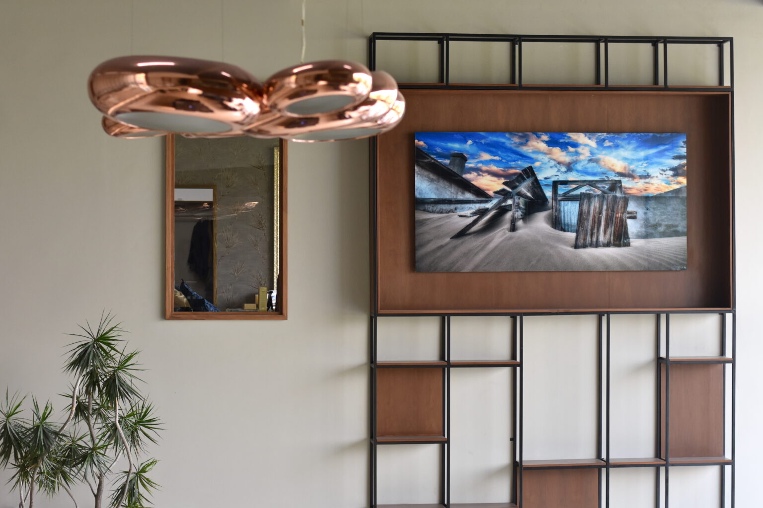 Detalle del mueble multimedia de madera y metal con televisión en Bosque Real 49