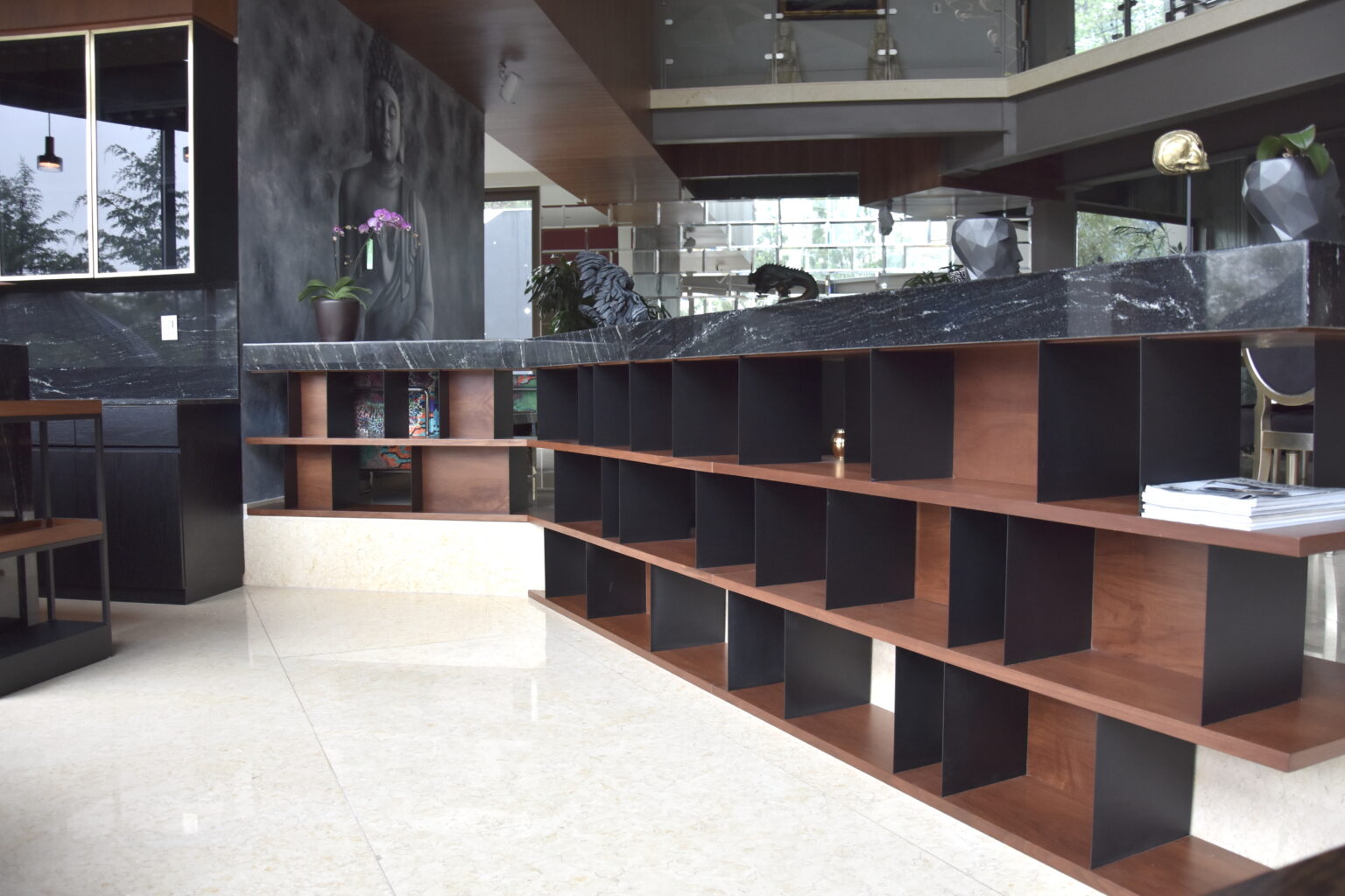 Librero modular de madera y metal bajo cubierta de mármol en Bosque Real 49