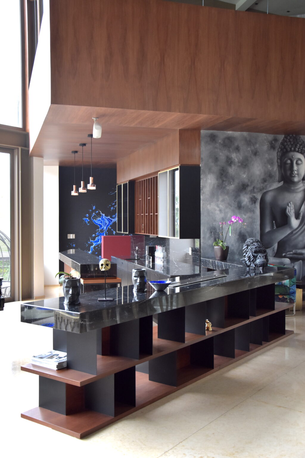 Bar de Bosque Real 49 con consola modular y mural de Buda en doble altura