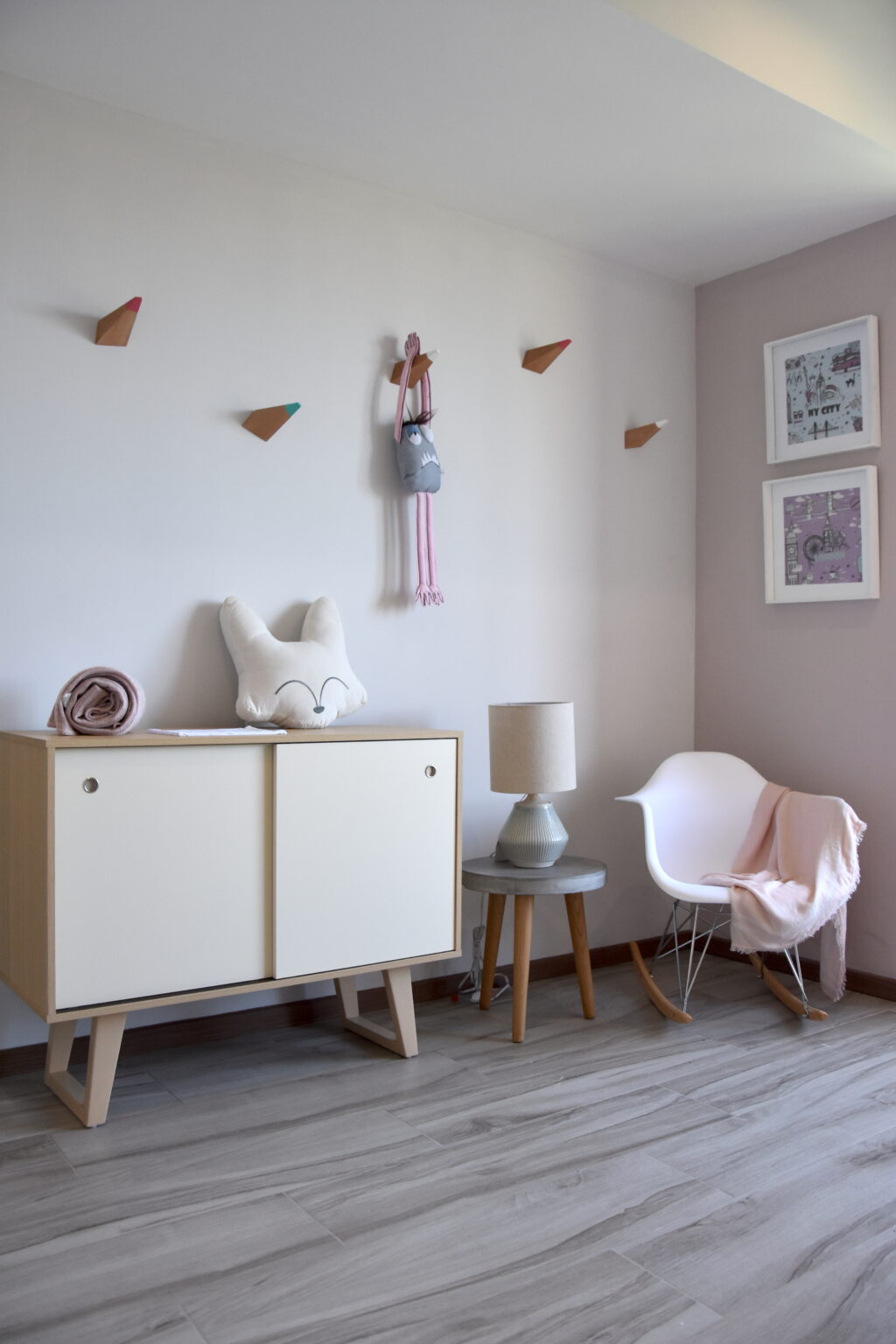 Mueble infantil blanco con madera, mecedora y decoración en Real de Monteza