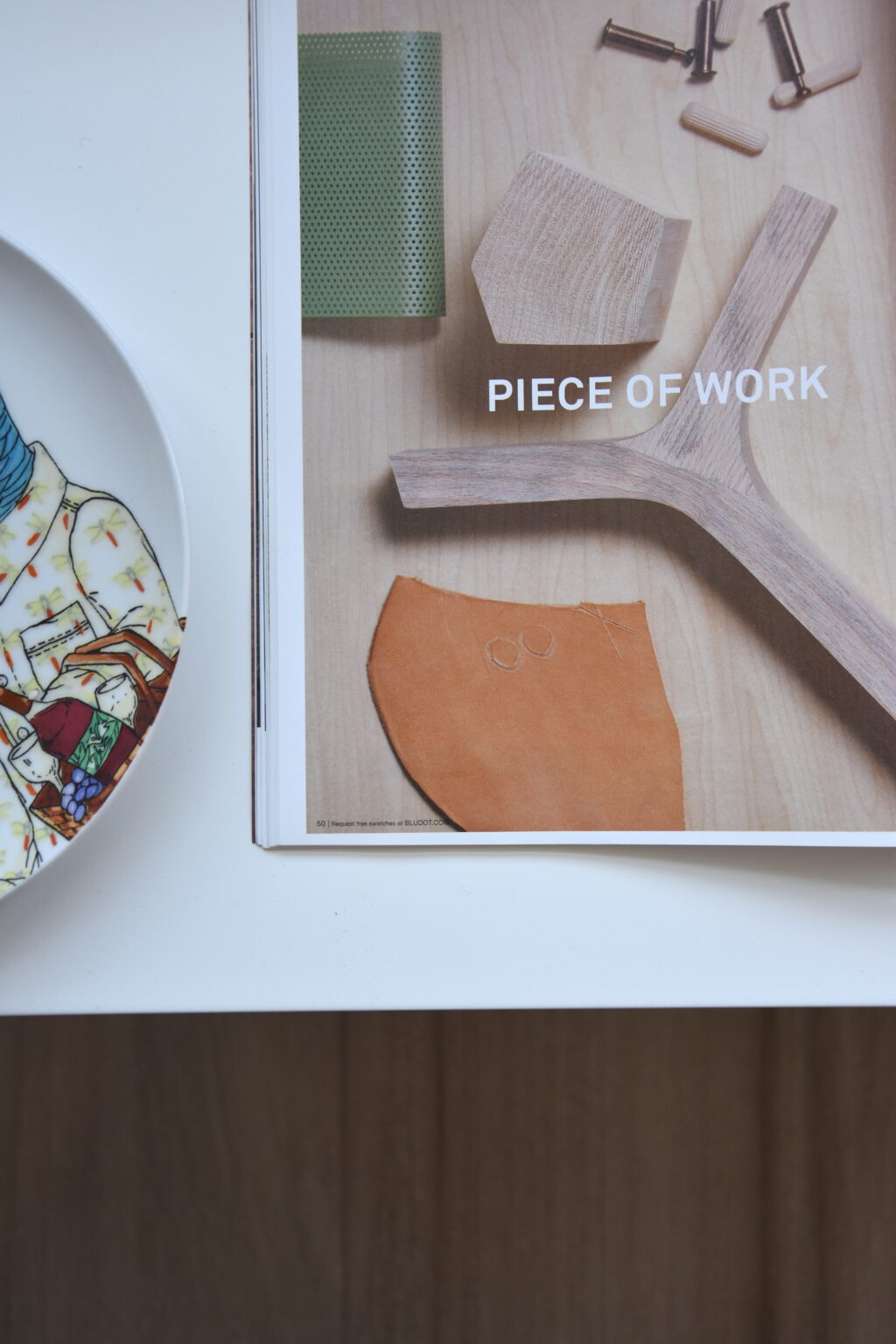 Detalle de libro de diseño y cerámica sobre mobiliario de madera en Real de Monteza