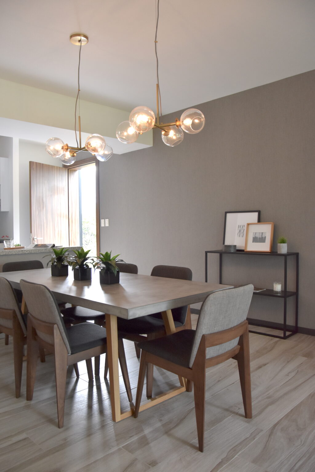 Comedor de madera con seis sillas y lámparas de cristal en Real de Monteza