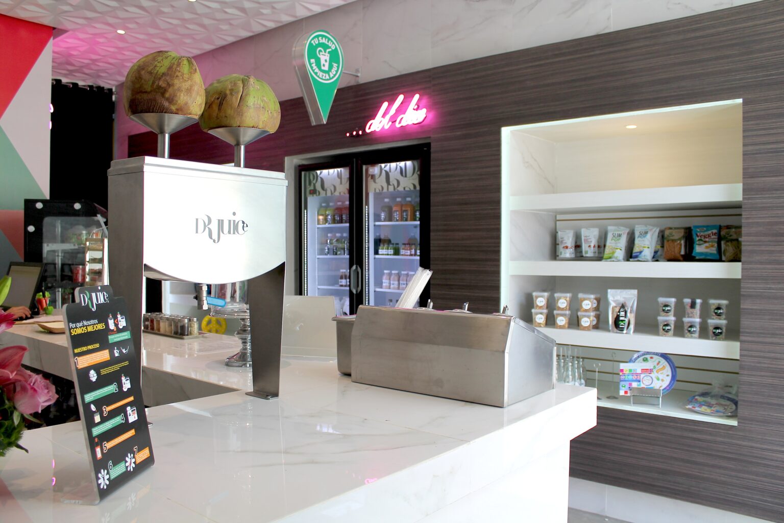 Barra de servicio de mármol con extractor de coco, refrigeradores y exhibidor en Dr. Juice