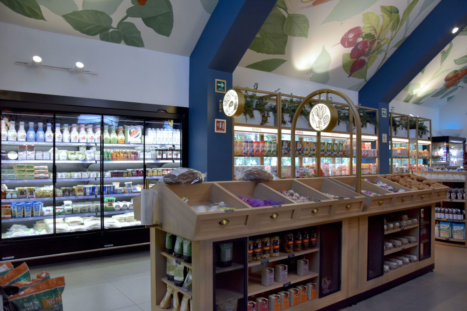 Refrigeradores y exhibidor central de productos frescos en Ingredienta Pedregal