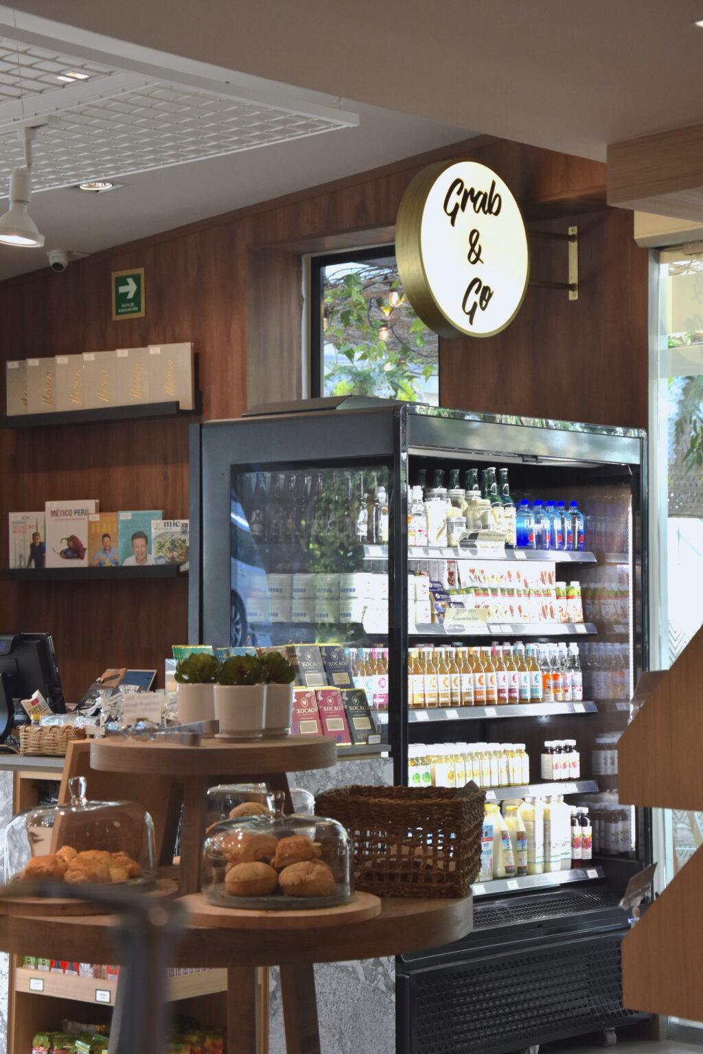 Refrigerador Grab & Go y exhibidor de repostería en Ingredienta Prado Norte