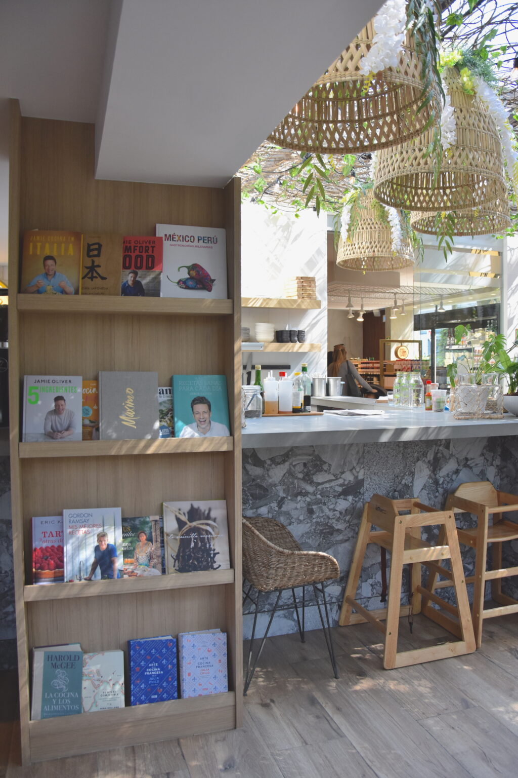 Librero de cocina y barra de mármol en la terraza de Ingredienta Prado Norte