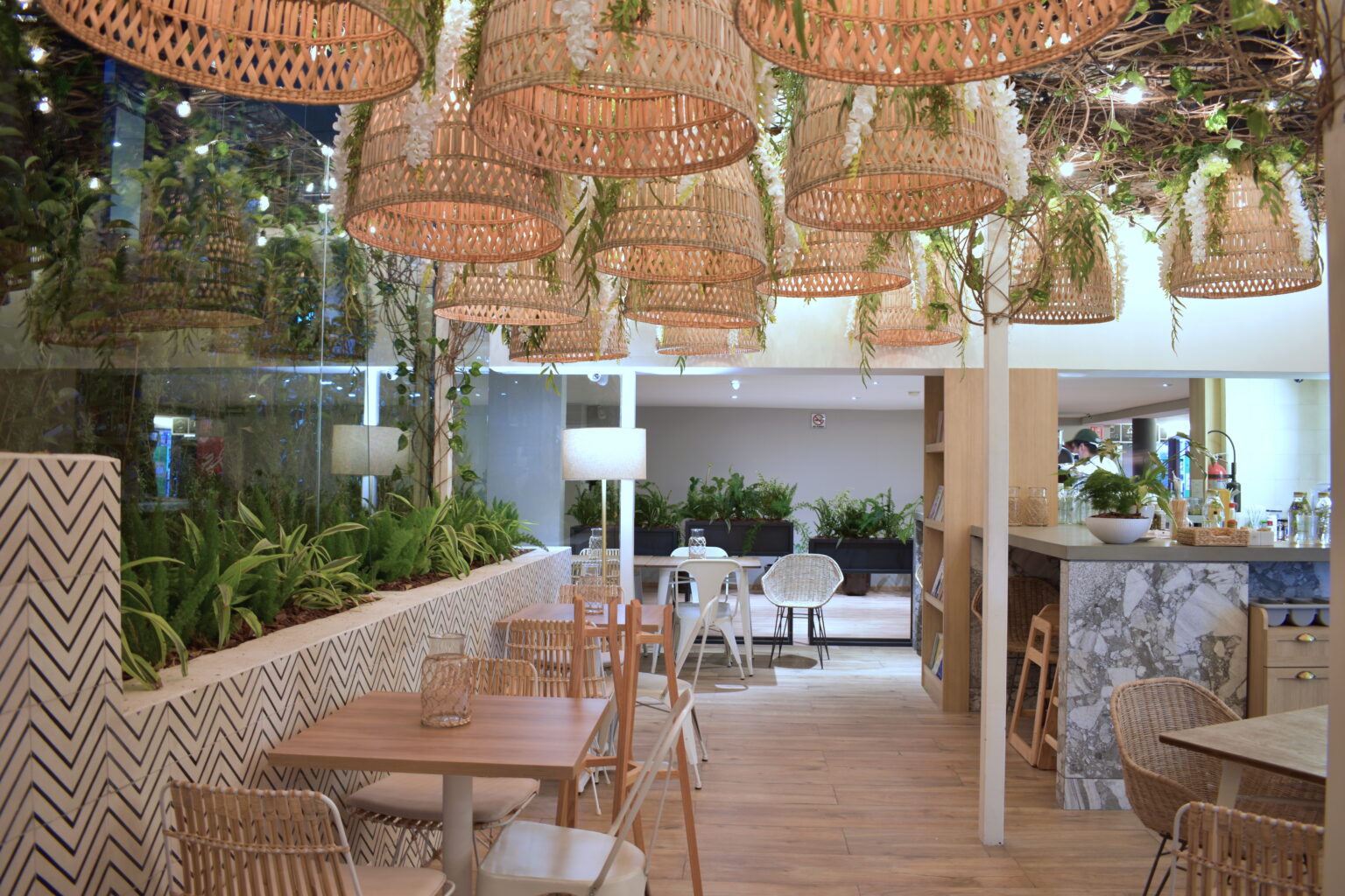 Terraza ajardinada de Ingredienta Prado Norte con comedor, barra y jardineras