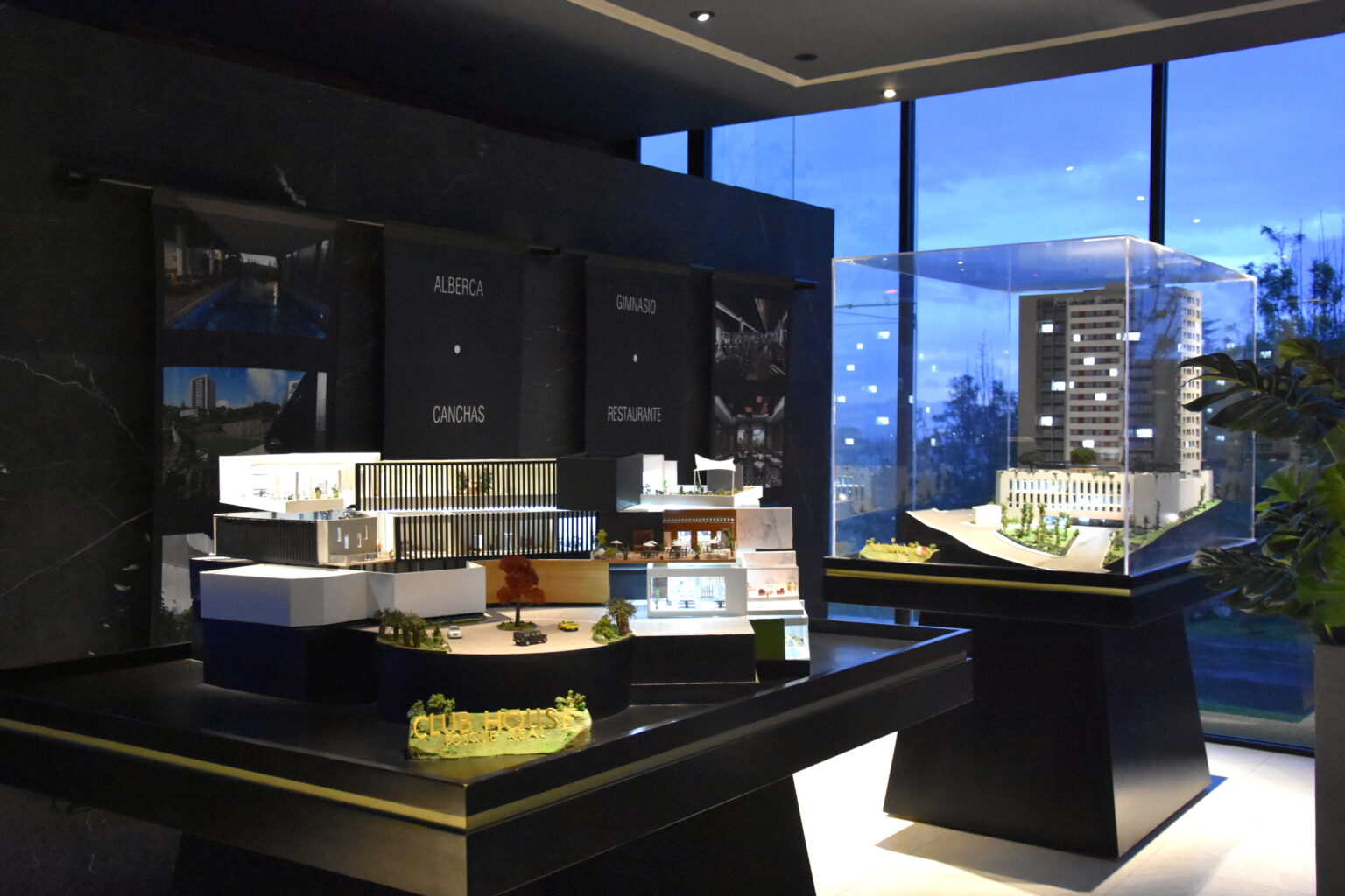 Maquetas arquitectónicas iluminadas en el showroom de ventas Real de Monteza