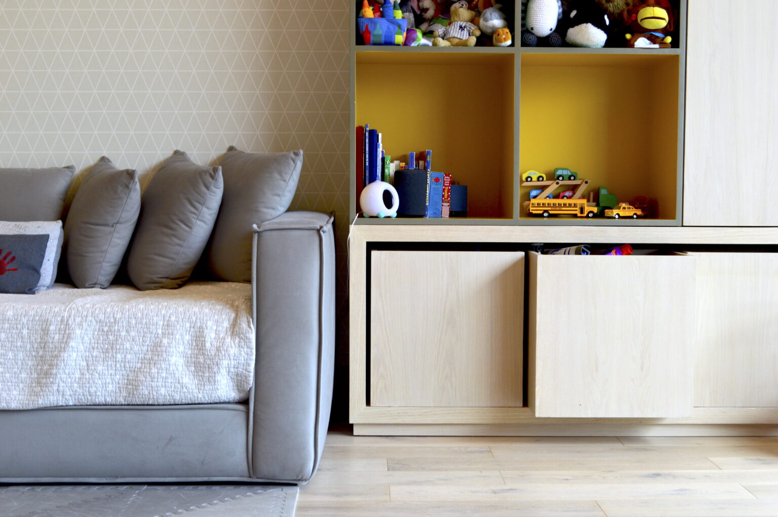 Sofá infantil y mueble de almacenamiento con nichos de colores