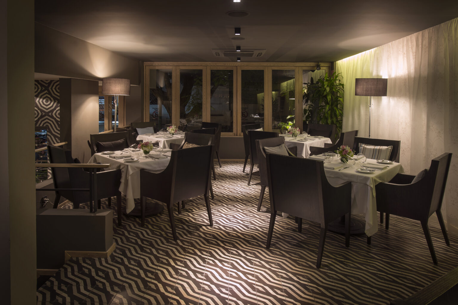 Salón principal de Bresca con mesas vestidas y piso de patrón geométrico