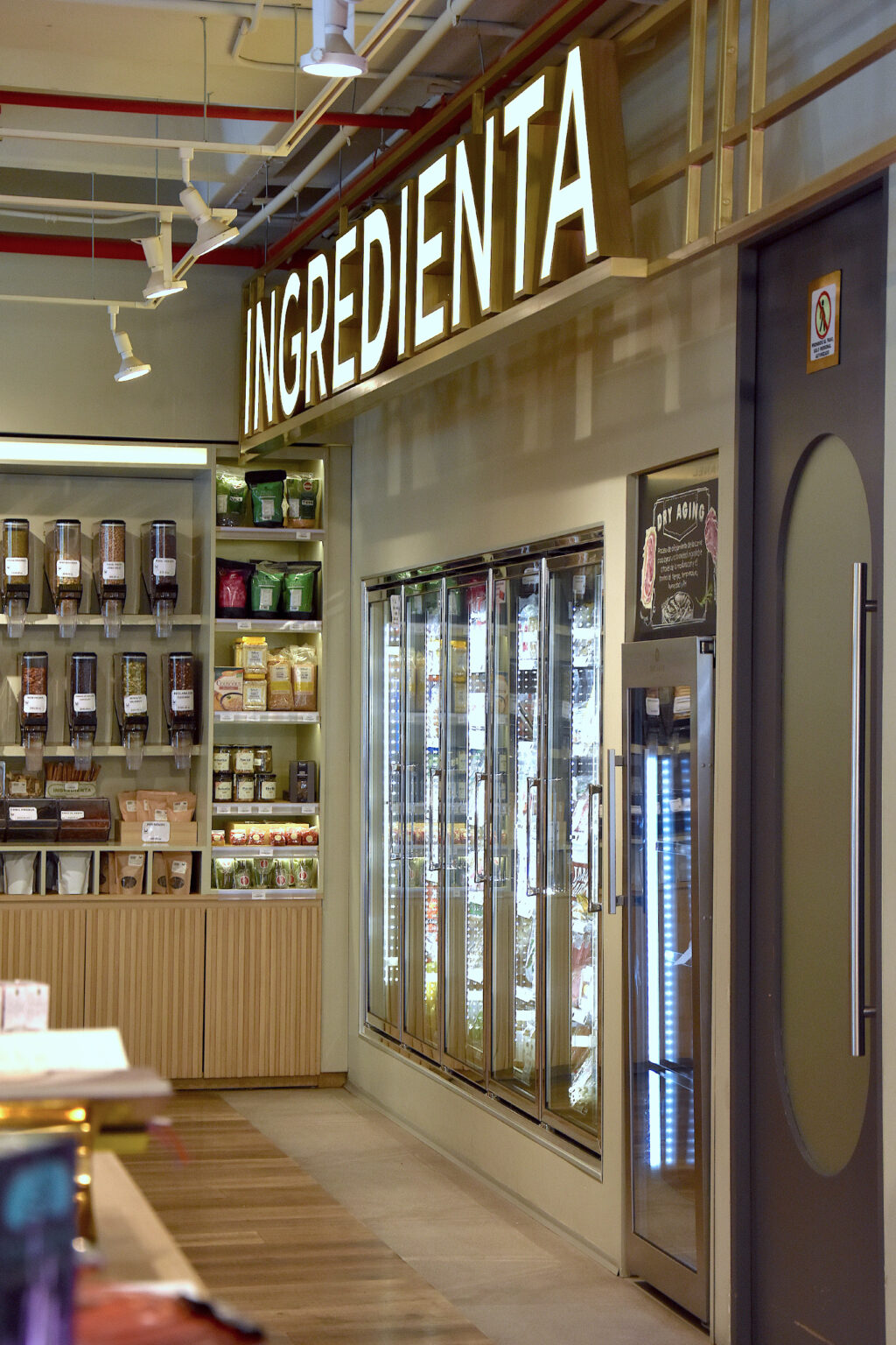 Refrigeradores y señalización interior de Ingredienta Polanco