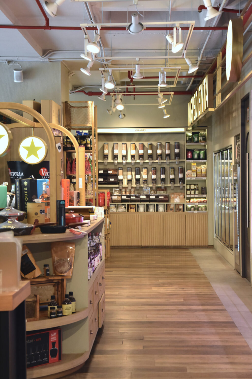 Pasillo con dispensadores a granel y refrigeradores en Ingredienta Polanco