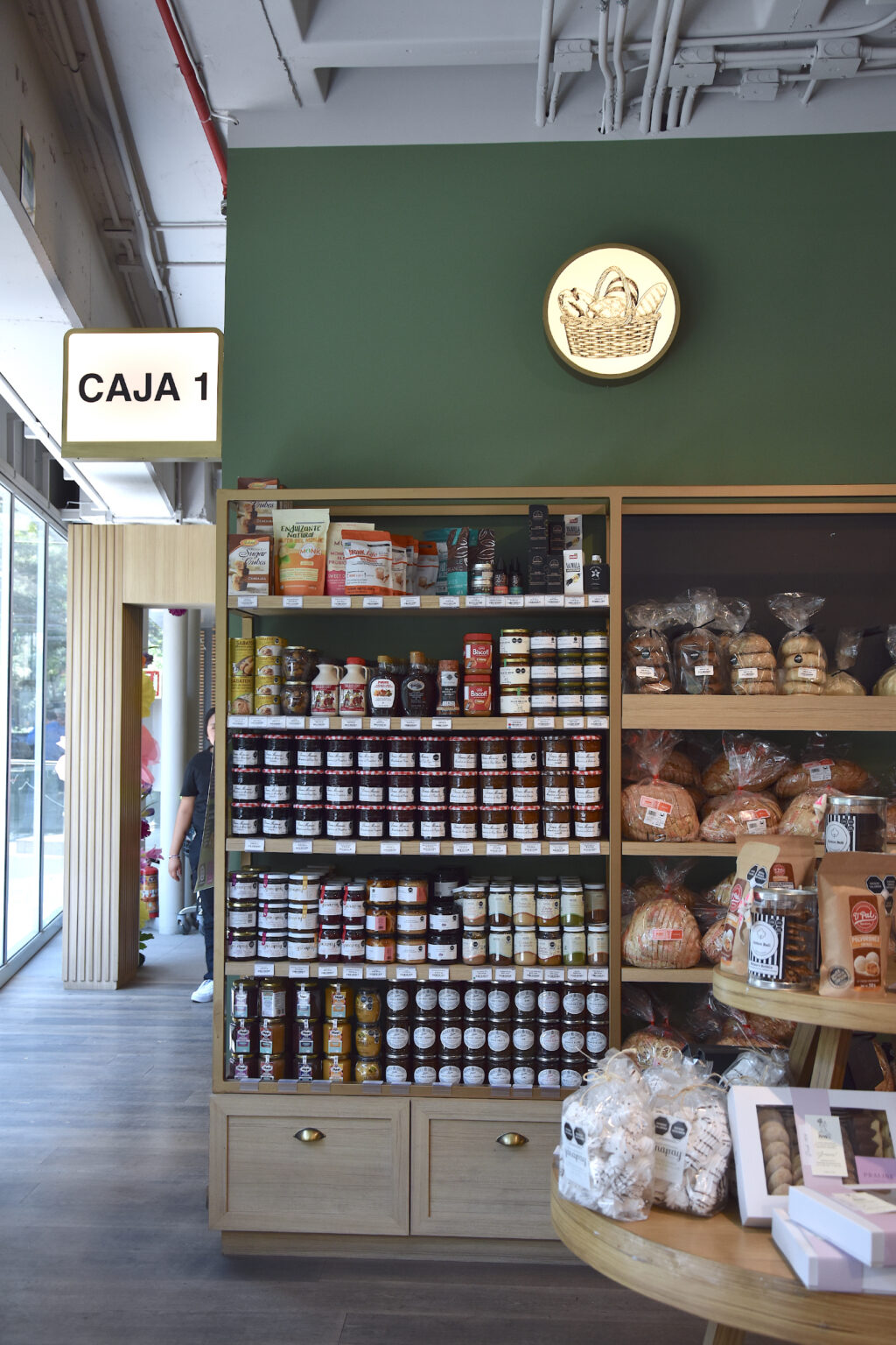 Estanterías de conservas junto a Caja 1 en Ingredienta Polanco