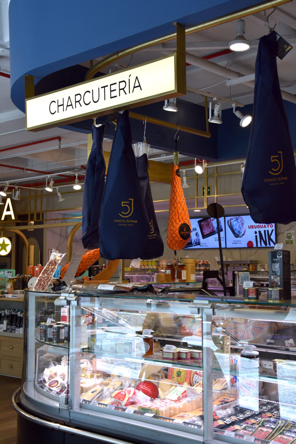 Mostrador de charcutería con vitrinas en Ingredienta Polanco