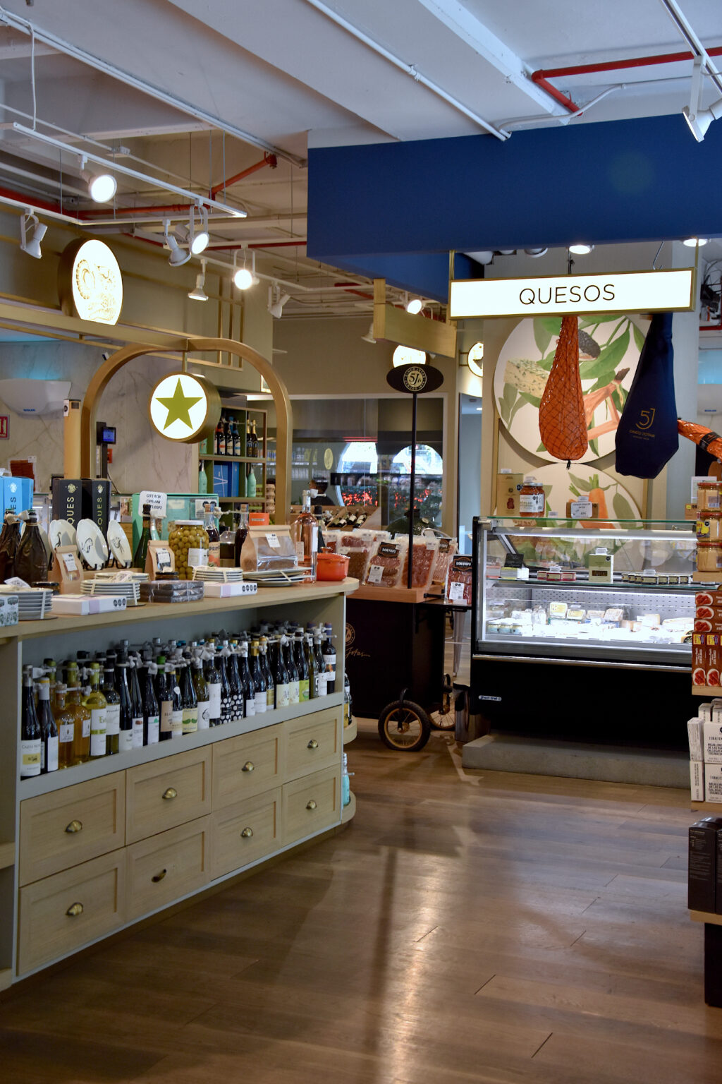 Área de quesos y exhibidores centrales en Ingredienta Polanco