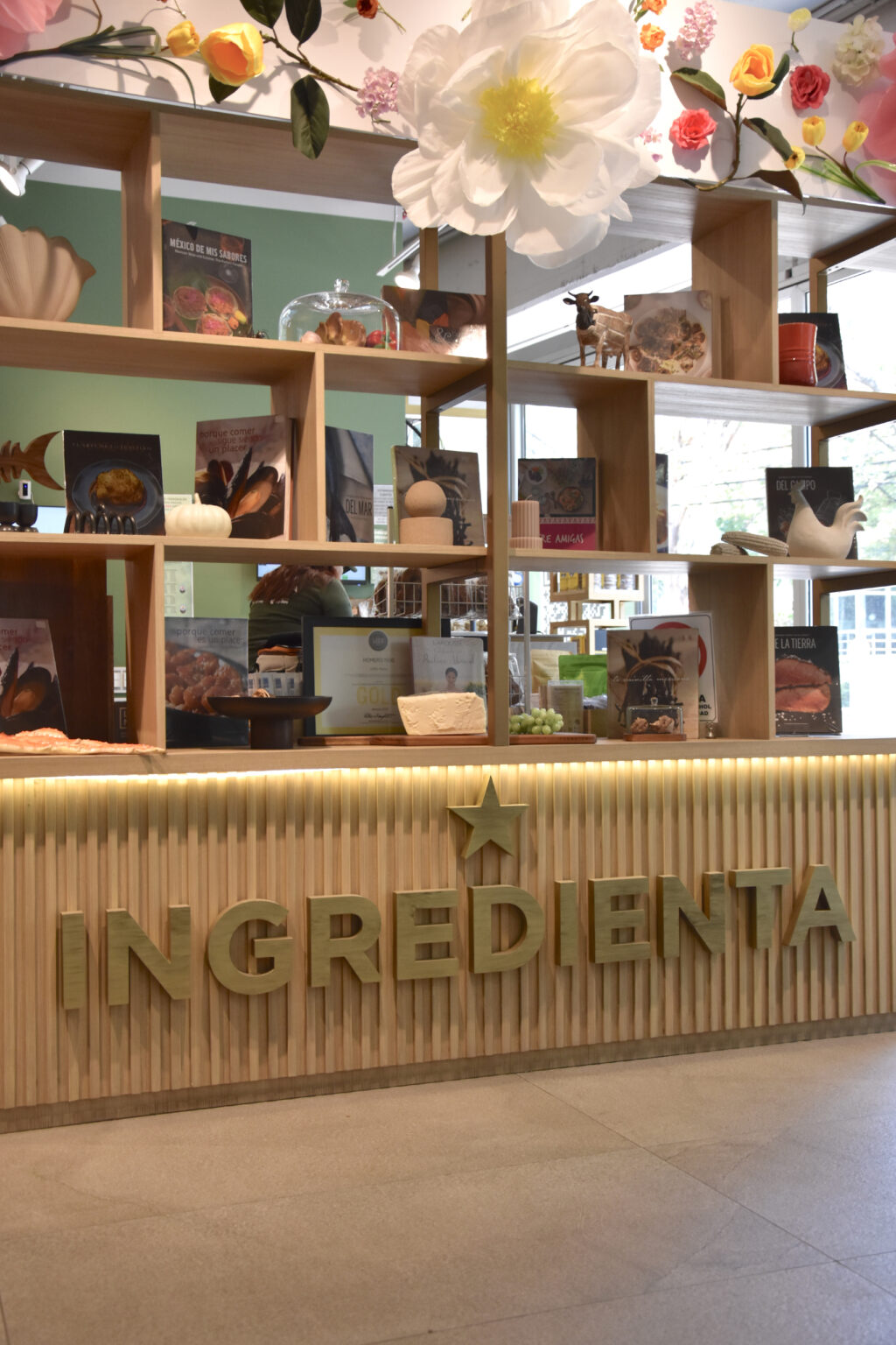 Mostrador de madera con logotipo de Ingredienta Polanco
