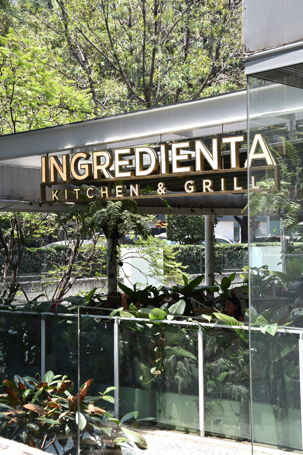 Terraza y acceso a Ingredienta Kitchen & Grill en Polanco