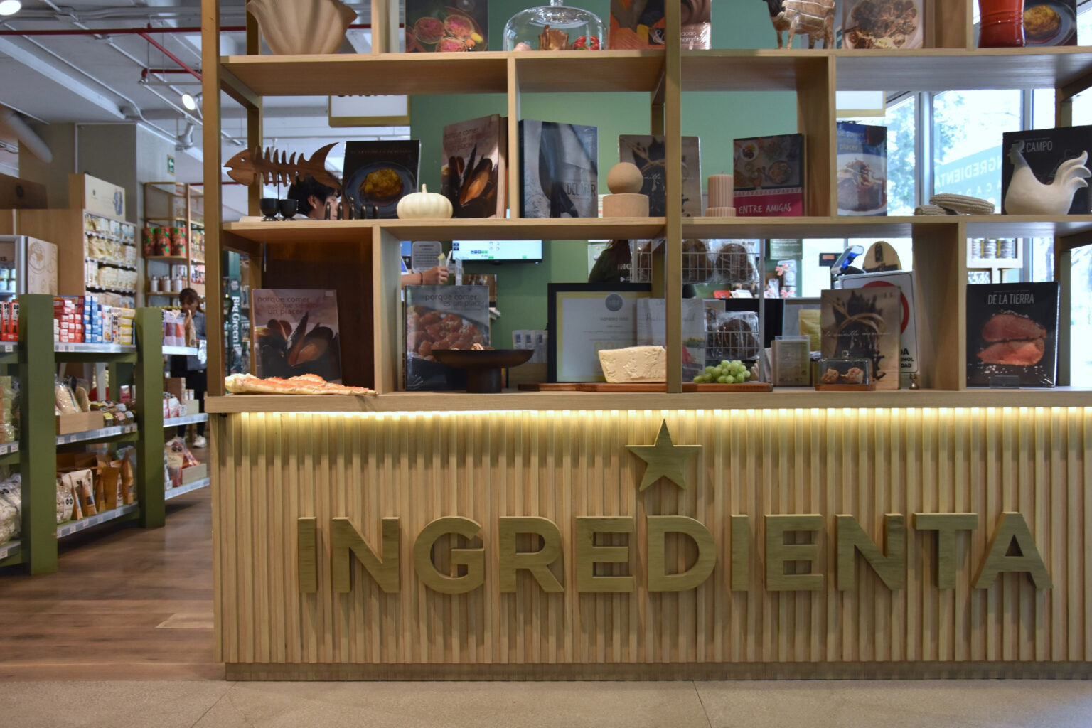 Mostrador de atención de madera en Ingredienta Polanco