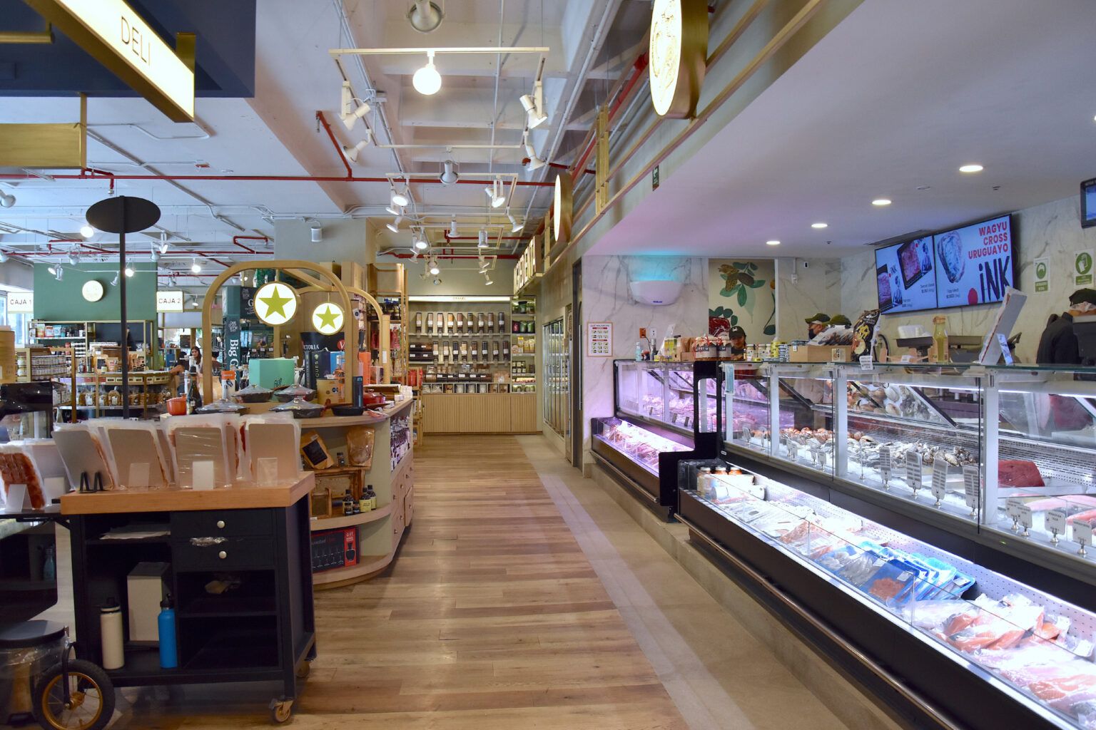 Pasillo principal y vitrinas de pescadería en Ingredienta Polanco