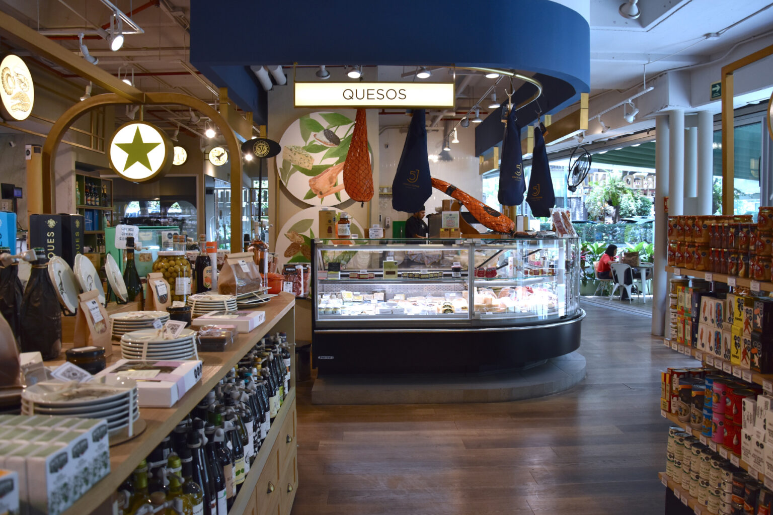 Área de quesos con vitrina refrigerada en Ingredienta Polanco