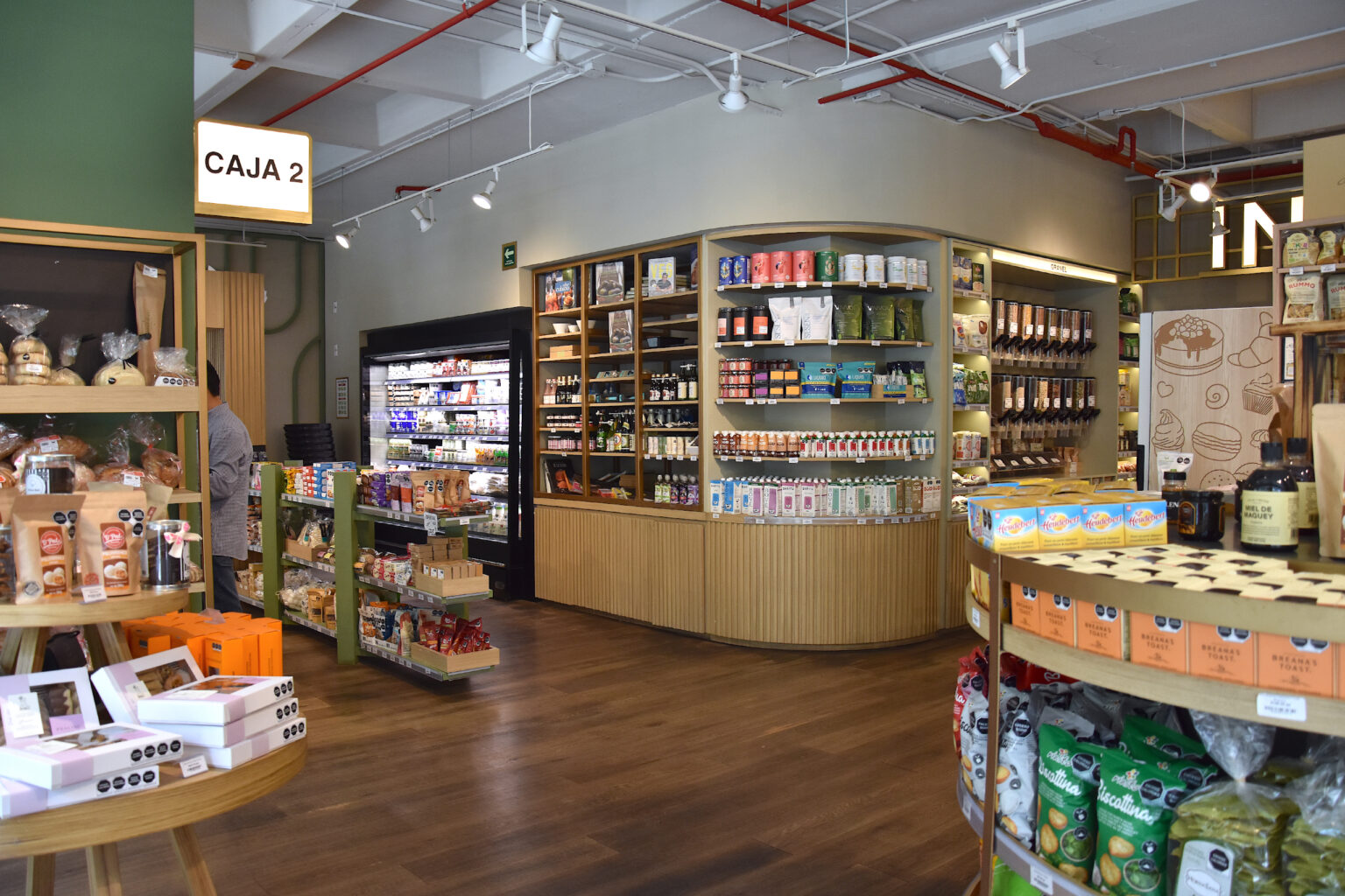 Estanterías de productos gourmet junto a Caja 2 en Ingredienta Polanco