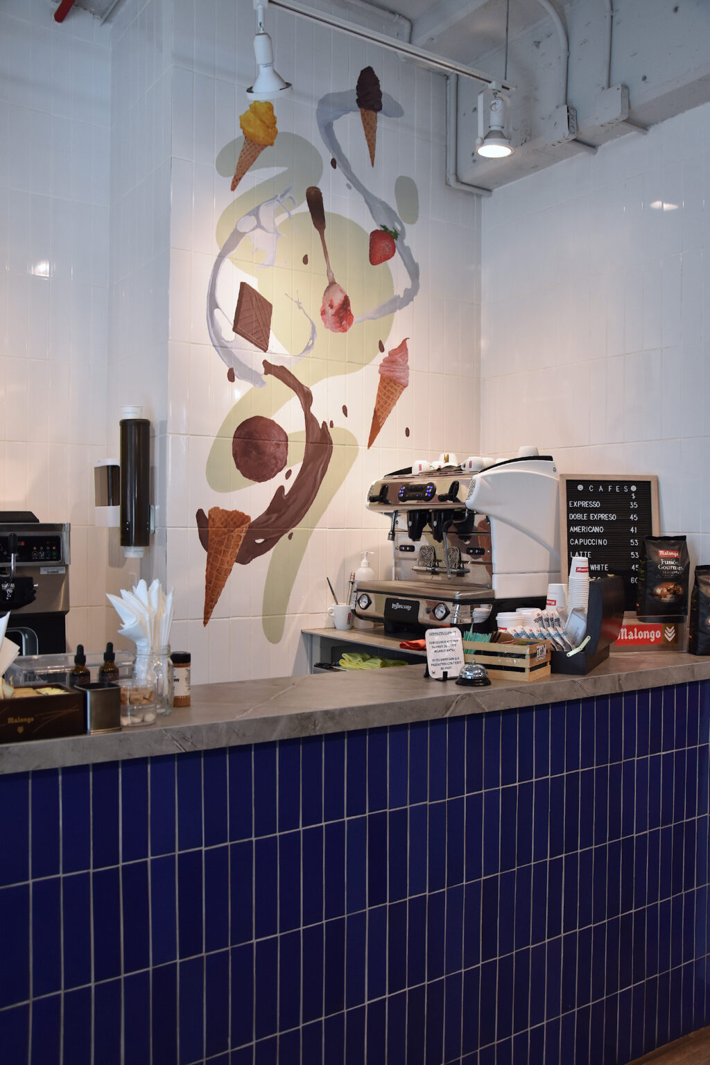 Barra de café con mural de helados y máquina de espresso en Ingredienta Polanco