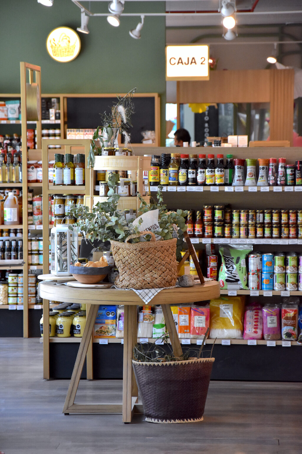 Exhibidor central y estanterías junto a Caja 2 en Ingredienta Polanco