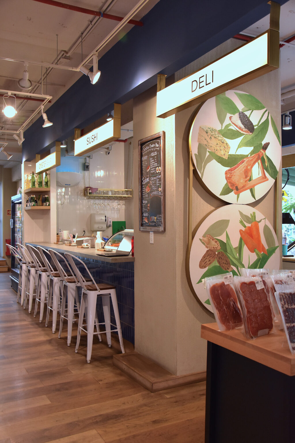 Barra del deli con ilustraciones murales en Ingredienta Polanco